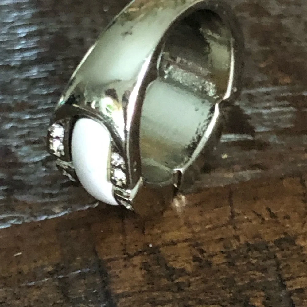 Banana Republic Cocktail Ring White and Silver with Rhinestones size 7.5 - Picture 4 of 8